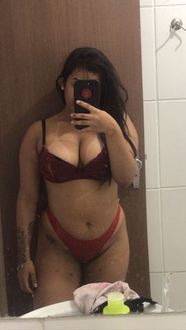 Moreninha gostosa do oral babadinho, chupo gostoso e sem pressa.